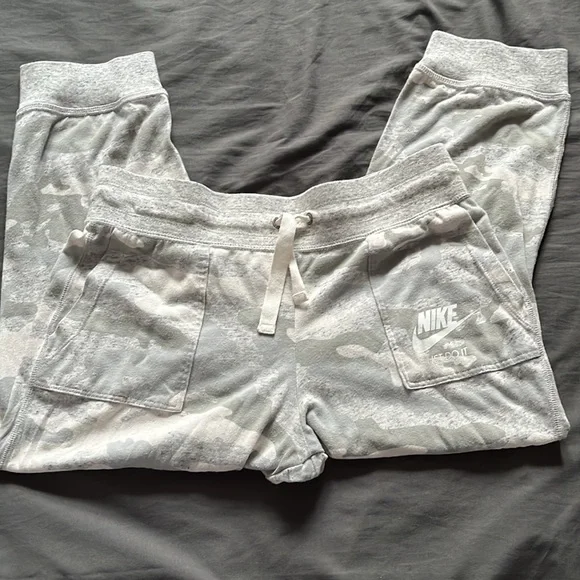 Nike Capris - Picture 3 of 5